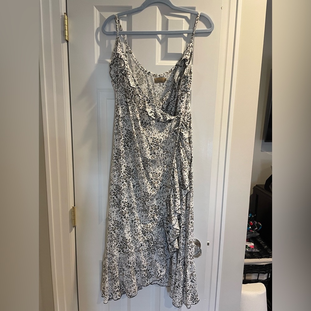 Easy wrap dress for summer, perfect with a jeans jacket or a heel.  Ruffle edge.